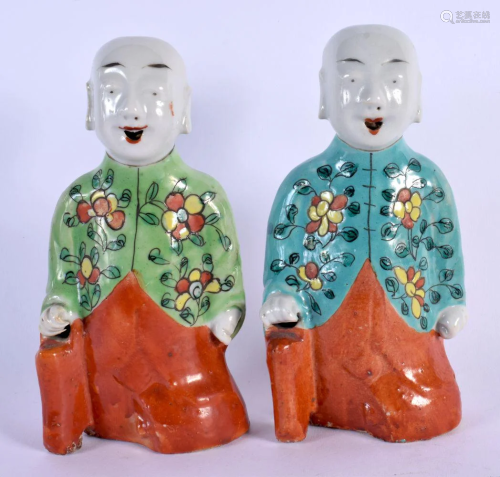 A PAIR OF 19TH CENTURY CHINESE FAMILLE ROSE PORCELAIN FIGURE...