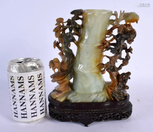 AN EARLY 20TH CENTURY CHINESE CARVED JADE §VASE Late Qing/Re...