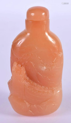 AN EARLY 20TH CENTURY CHINESE CARVED AGATE SNUFF BOTTLE Late...