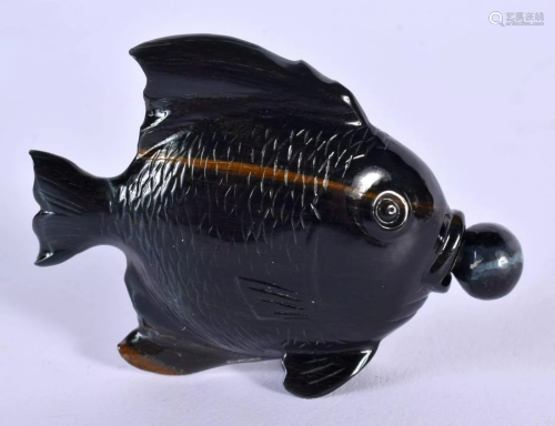 A RARE EARLY 20TH CENTURY CHINESE CARVED AGATE FISH SNUFF BO...