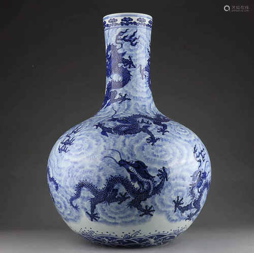 CHINESE BLUE-AND-WHITE GLOBULAR VASE DEPICTING 'DRAGON ...