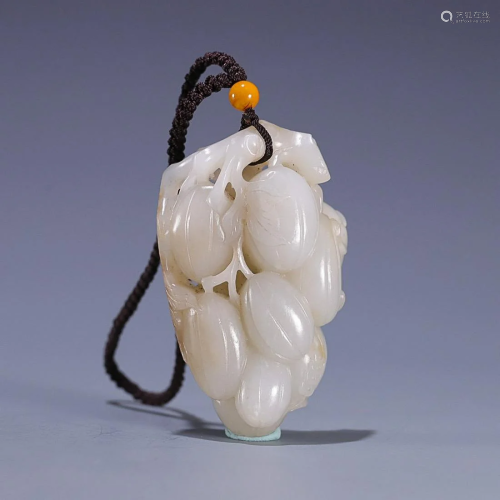 CHINESE HETIAN JADE HANDPIECE WITH CARVED 'GOURD'