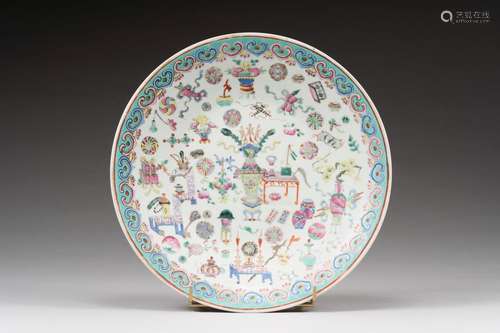 Grand plat en porcelaine polychrome<br />
 Chine, XXe siècle...