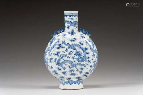 Vase gourde en porcelaine bleu blanc<br />
 Chine, fin du XI...