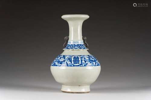 Vase en porcelaine bleu blanc sur fond céladon<br />
 Chine,...