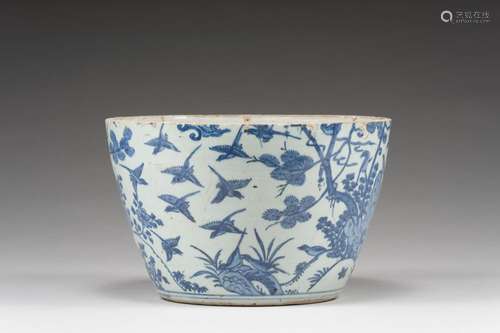 Bas de vase en porcelaine bleu blanc<br />
 Chine, marque et...