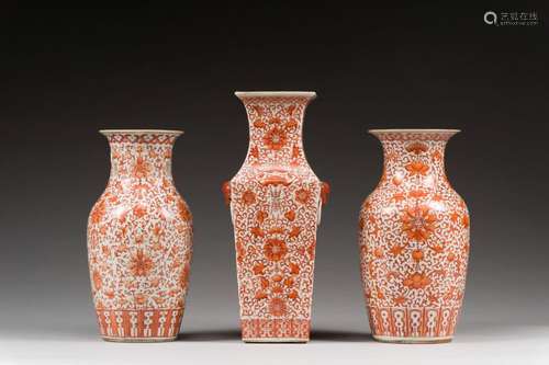 Trois vases balustres en porcelaine rouge de fer<br />
 Chin...