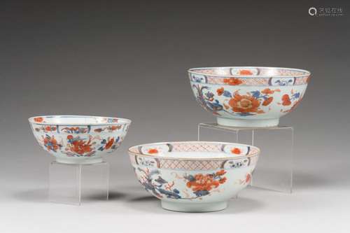 Trois grands bols en porcelaine Imari chinois<br />
 Chine, ...