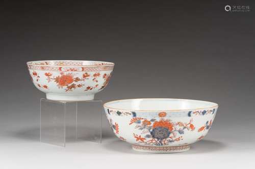 Deux grands bols en porcelaine rouge de fer et Imari<br />
c...