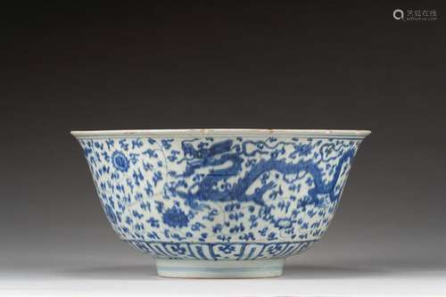 Grand bol en porcelaine bleu blanc<br />
 Chine, dynastie Mi...