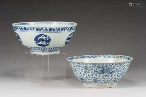 Deux grands bols en porcelaine bleu blanc<br />
 Chine, marq...