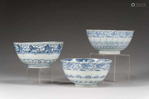 Trois bols en porcelaine bleu blanc<br />
 Chine, fin de la ...