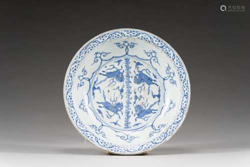 Plat en porcelaine bleu blanc<br />
 Chine, fin de la dynast...