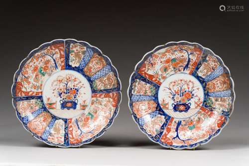 Deux grands plats en porcelaine Imari<br />
 Japon, XIXe siè...