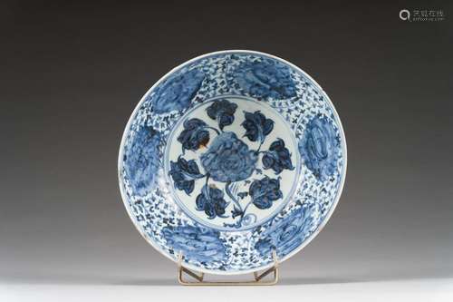 Grand bol en porcelaine bleu blanc<br />
 Chine, dynastie Mi...