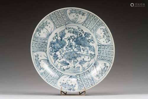 Grand plat en porcelaine bleu blanc Swatow<br />
 Chine, épo...