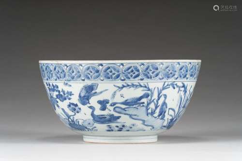 Grand bol en porcelaine bleu blanc<br />
 Chine, époque Kang...