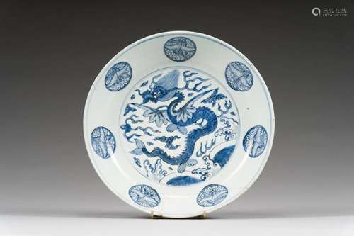 Grand plat en porcelaine bleu blanc<br />
 Chine, marque et ...