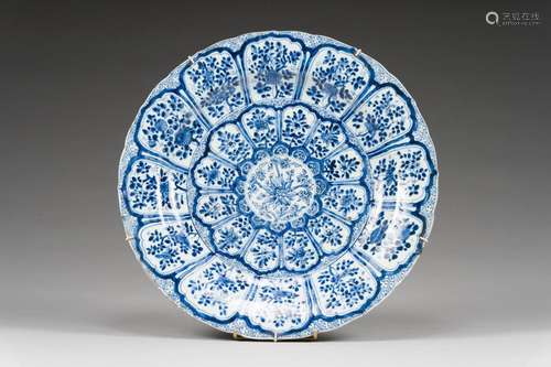 Grand plat en porcelaine bleu blanc<br />
 Chine, époque Kan...