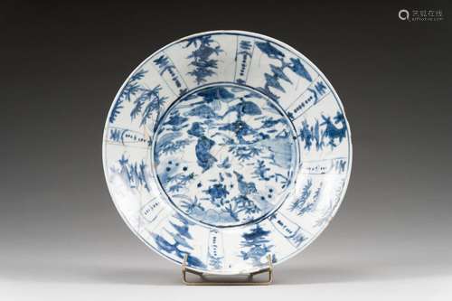 Plat creux en porcelaine bleu blanc Swatow<br />
 Chine, épo...