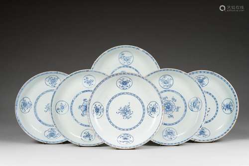 Six grands plats en porcelaine bleu blanc<br />
 Chine, époq...