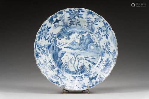 Grand plat en porcelaine bleu blanc<br />
 Chine, XVIe siècl...