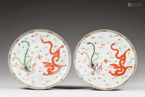 Deux plats en porcelaine polychrome<br />
 Chine, début du X...