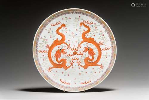 Grand plat en porcelaine polychrome<br />
 Chine, début du X...