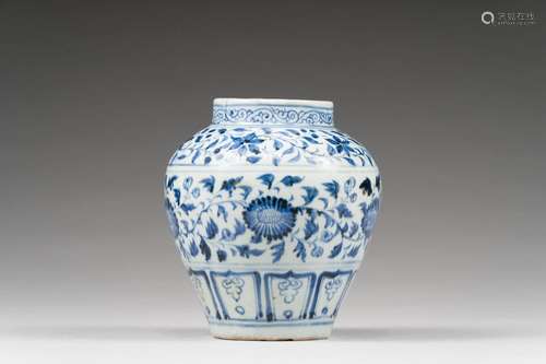 Petit vase en porcelaine bleu blanc<br />
 Chine, dynastie M...