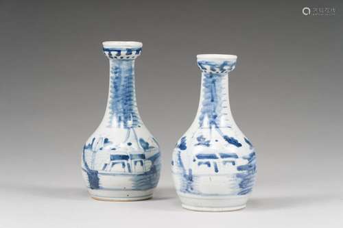 Deux petits vases en porcelaine bleu blanc<br />
 Chine, fin...