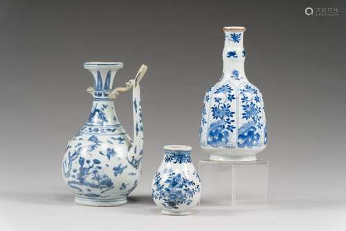 Verseuse et vase en porcelaine bleu blanc<br />
 Chine, dyna...