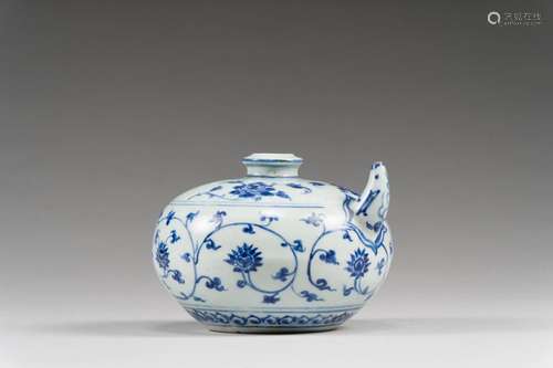 Verseuse en porcelaine bleu blanc<br />
 Chine, époque Ming,...