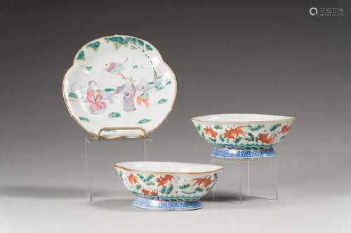 Trois coupes à pied en porcelaine polychrome<br />
 Chine, X...