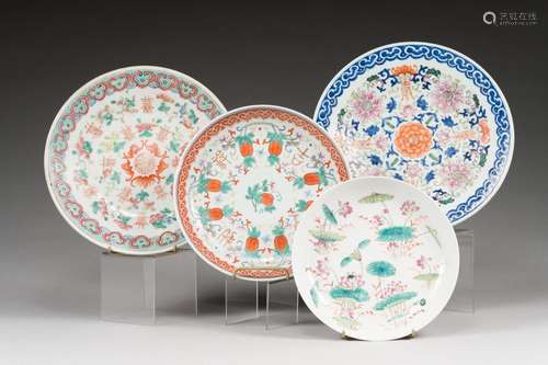 Quatre plats en porcelaine polychrome<br />
 Chine, XXe sièc...