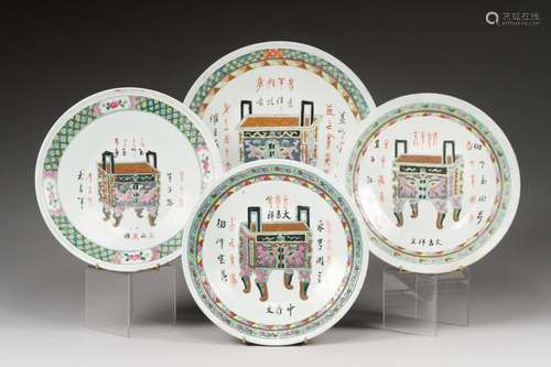 Quatre grands plats en porcelaine polychrome<br />
 Chine, d...