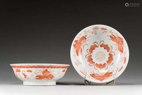 Deux grands bols en porcelaine rouge de fer<br />
 Chine, dé...