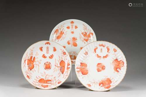 Trois assiettes en porcelaine rouge de fer<br />
 Chine, déb...