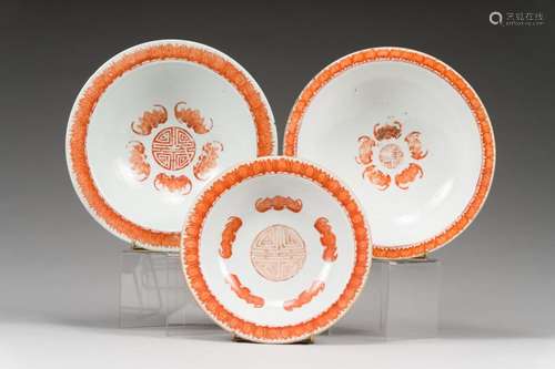 Trois coupes à pied en porcelaine rouge de fer<br />
 Chine,...