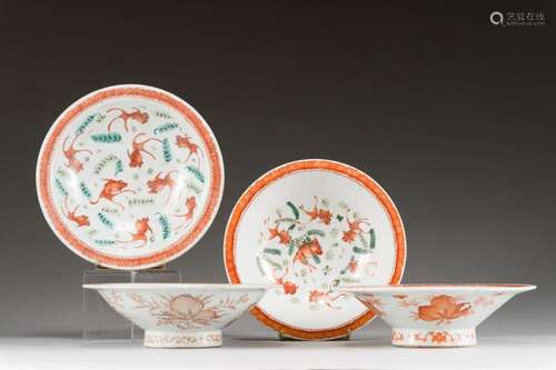 Quatre coupes à pied en porcelaine rouge de fer<br />
 Chine...