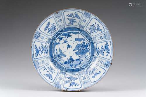 Grand plat en porcelaine bleu blanc.<br />
 Chine, époque Wa...