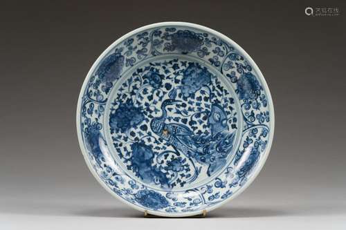 Plat rond et creux en porcelaine à décor en camaïeu bleu.<br...