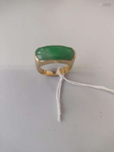 Bague en or jaune 18k avec jadéite.<br />
Poids brut : 7,3 g...