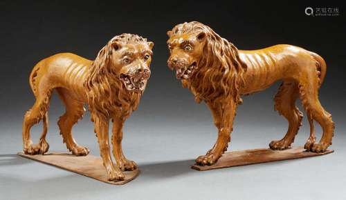 Paire de LIONS en bois laqué finement sculpté, les yeux et l...