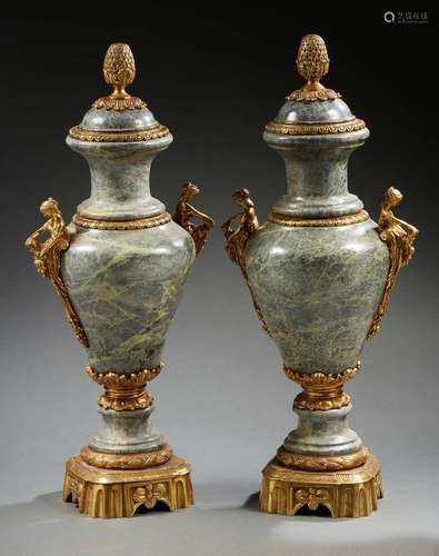 PAIRE DE VASES en marbre vert et bronze ; les couvercles à p...