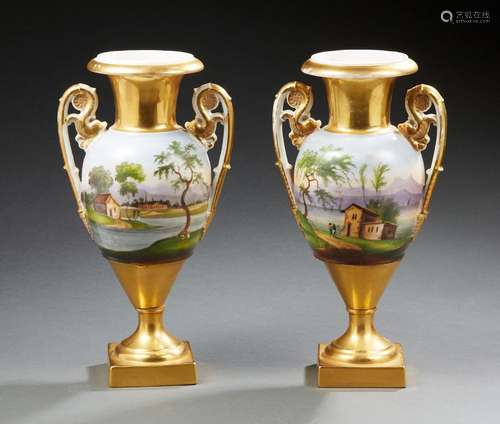 PAIRE DE VASES À ANSES en porcelaine polychrome à décors de ...