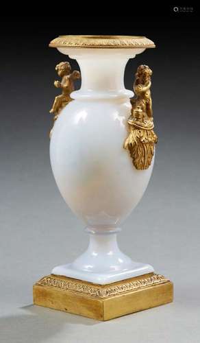 VASE en opaline savonneuse et bronze ciselé et doré ; de for...