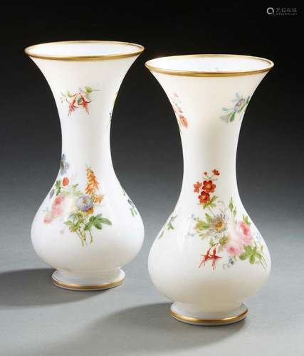 Paire de VASES à cols évasés en opaline à décor de fleurs. L...