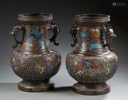 PAIRE DE VASES en bronze et émail cloisonné ; de forme balus...