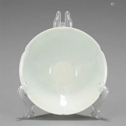 A CHINESE CELADON GLAZE PORCELAIN DISH