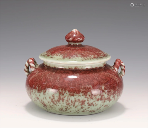 A CHINESE PORCELAIN LIDDED JAR